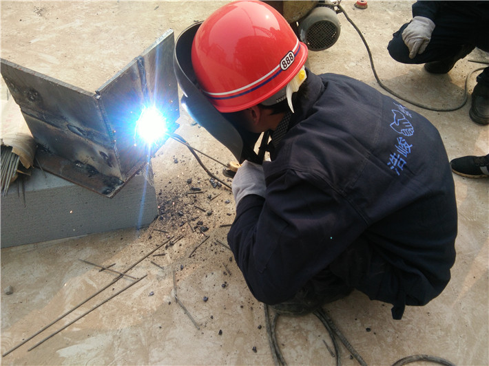 若想競(jìng)賽美名成，且看焊工展技能